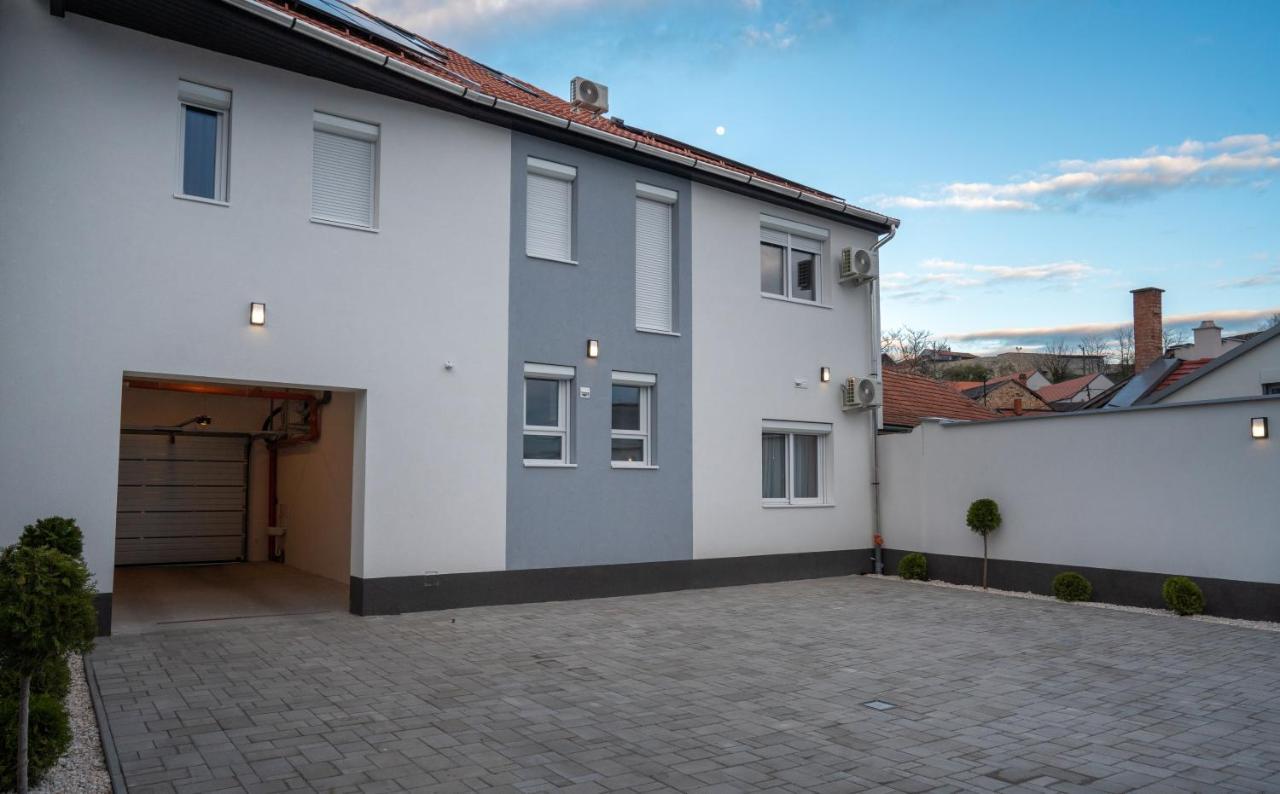 Var Apartman Егер Екстериор снимка